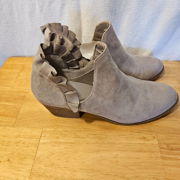 Women's Fergalicious Shoes by Fergi. Size 8.5M.  ITEM #196 - Picture 4 of 6